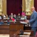Vicent Marí esta mañana en el Parlament balear, donde ha dicho que cualquier crecimiento en capacidad del aeropuerto de Ibiza va contra los planes de sostenibilidad que defiende el Partido Popular. Foto: PP