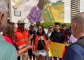 La consellera hablando la semana pasada a las puertas del centro de salud de Sant Jordi con trabajadoras y trabajadores de GSAIB que se manifestaron por sus derechos la laborales.