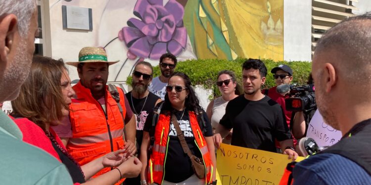 La consellera hablando la semana pasada a las puertas del centro de salud de Sant Jordi con trabajadoras y trabajadores de GSAIB que se manifestaron por sus derechos la laborales.