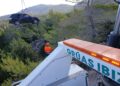 Grúas Ibiza ha rescatado al coche, encajado en un desnivel en Cala d'Hort tras sufrir una salida de vía.