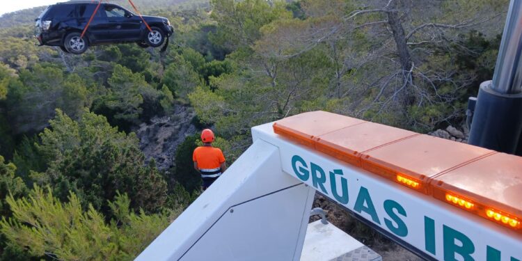 Grúas Ibiza ha rescatado al coche, encajado en un desnivel en Cala d'Hort tras sufrir una salida de vía.