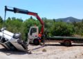 El coche, volcado en Can Guasch esta mañana. Ha sido retirado por Grúas ibiza.