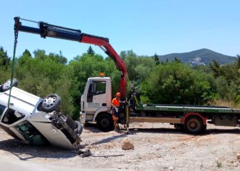 El coche, volcado en Can Guasch esta mañana. Ha sido retirado por Grúas ibiza.