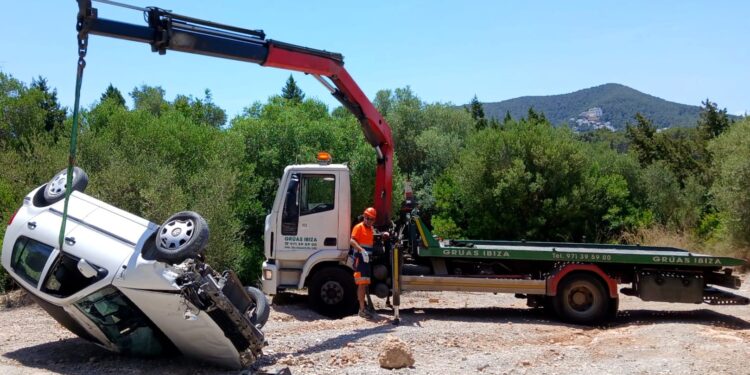 El coche, volcado en Can Guasch esta mañana. Ha sido retirado por Grúas ibiza.