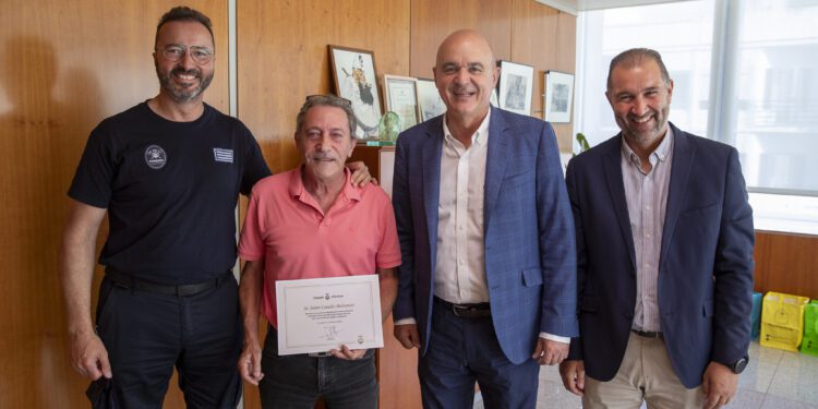 Jaime Canales, segundo por la izquierda, se jubila tras más de 30 años como bomberos del Parque Insular de Ibiza.