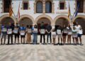 Los deportistas reconocidos, frente al Ayuntamiento de Santa Eulària.