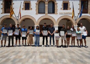 Los deportistas reconocidos, frente al Ayuntamiento de Santa Eulària.