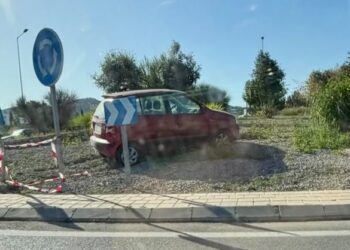 El vehículo ha atravesado la rotonda y se ha quedado anclado en la gravilla. Foto de  H. G. cedida a Noudiari.es