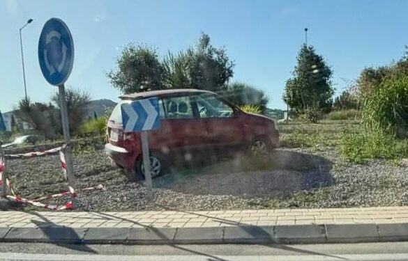 El vehículo ha atravesado la rotonda y se ha quedado anclado en la gravilla. Foto de H. G. cedida a Noudiari.es