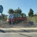 El vehículo ha atravesado la rotonda y se ha quedado anclado en la gravilla. Foto de H. G. cedida a Noudiari.es