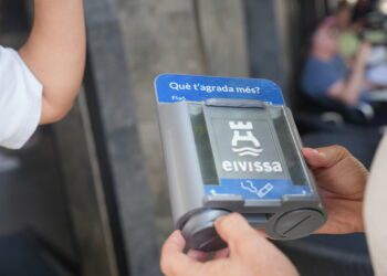 Imagen de los nuevos ceniceros instalados por el consistorio