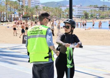 Un agente informa a una usuaria durante la mañana de hoy en Sant Antoni.