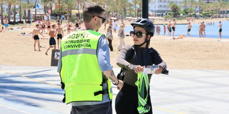 Un agente informa a una usuaria durante la mañana de hoy en Sant Antoni.