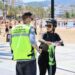 Un agente informa a una usuaria durante la mañana de hoy en Sant Antoni.