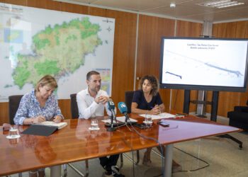 El conseller de Infraestructuras Viarias ha presentado los tres proyectos junto a Antònia Picò (izq.), segunda teniente de alcalde de Santa Eulària, y Neus Mateu, primera teniente de alcalde de Sant Antoni. Foto: Consell