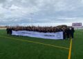 Jugadores y jugadoras de fútbol sujetan en Ibiza una pancarta contra la violencia en el deporte.