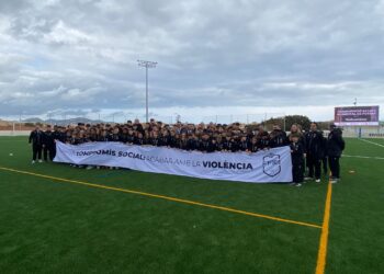 Jugadores y jugadoras de fútbol sujetan en Ibiza una pancarta contra la violencia en el deporte.