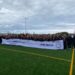 Jugadores y jugadoras de fútbol sujetan en Ibiza una pancarta contra la violencia en el deporte.