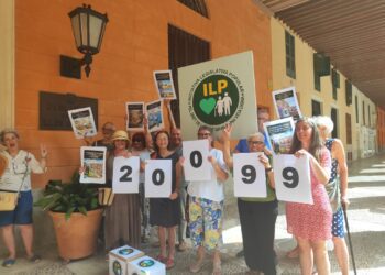 Un total de 20.099 firmas presentadas al Parlamento Balear para que la ILP siga su tramitación.