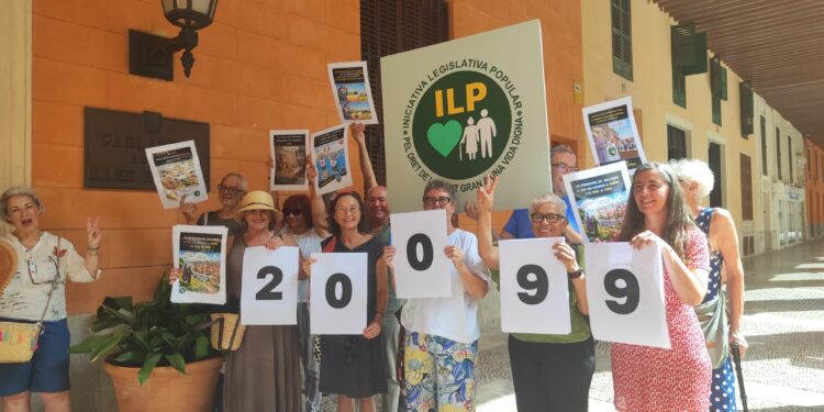 Un total de 20.099 firmas presentadas al Parlamento Balear para que la ILP siga su tramitación.