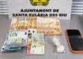Imagen del dinero y sustancias estupefacientes pertenecientes a uno de los detenidos