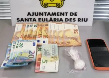 Imagen del dinero y sustancias estupefacientes pertenecientes a uno de los detenidos