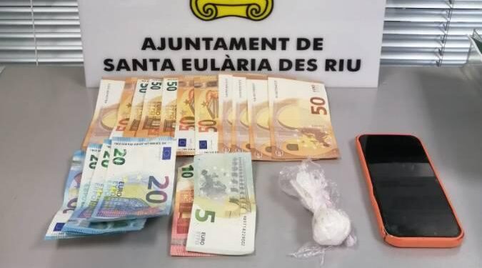 Imagen del dinero y sustancias estupefacientes pertenecientes a uno de los detenidos