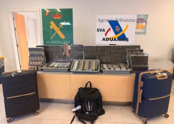 Imagen de las maletas y las cajetillas de tabaco intervenidas al pasajero de nacionalidad rusa en Ibiza. Foto: Guardia Civil