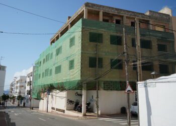 El edificio está situado en la esquina de la calle Teniente Coronel Costa Ribas con la calle Pintor Vizcaí, en el centro urbano de la parroquia de Santa Eulària.