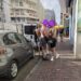 Un presunto vendedor de droga en la calle con varios clientes en esta imagen subida a redes por el propio Enrique Villena.