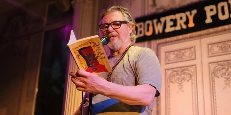 Bob Holman, leyenda de la poesía en Nueva York y pionero del Slam.
