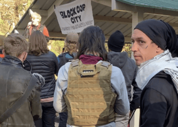 Fergie Chambers, a la derecha de la imagen, en una protesta contra la polémica Cop City de Atlanta que su familia financiaba y uno de los motivos por los que cortó con ella.