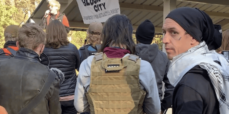 Fergie Chambers, a la derecha de la imagen, en una protesta contra la polémica Cop City de Atlanta que su familia financiaba y uno de los motivos por los que cortó con ella.