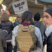 Fergie Chambers, a la derecha de la imagen, en una protesta contra la polémica Cop City de Atlanta que su familia financiaba y uno de los motivos por los que cortó con ella.