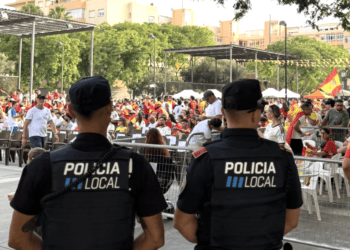 Seguridad ante todo en la plaza Antoni Albert i Nieto donde está la afición española. Imagen Policía Local de Ibiza