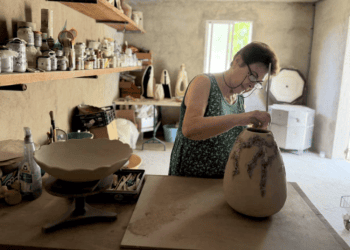 La ceramista Catalina Marí Tur en su taller.