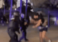 Un momento de la carga policial en una imagen emitida por Ib3