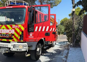 Los Bomberos de Ibiza durante la intervención en la vivienda afectada por la explosión en Cala Molí.
