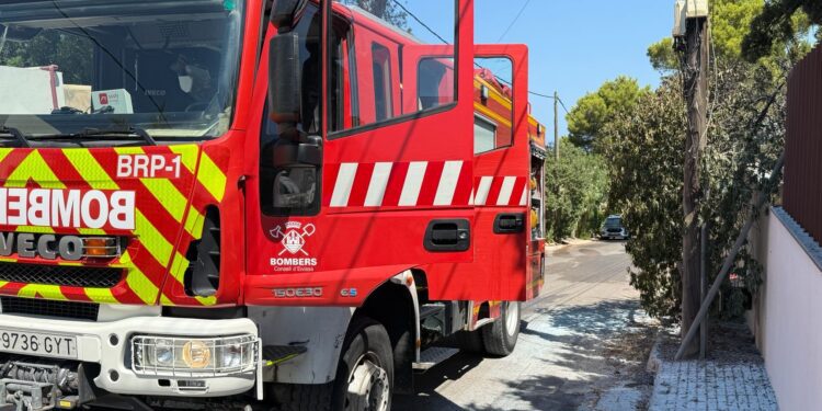 Los Bomberos de Ibiza durante la intervención en la vivienda afectada por la explosión en Cala Molí.