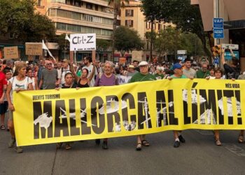 Imagen de la cabeza de la manifestación de ayer en Palma de la plataforma MENYS TURISME MÉS VIDA, organizadora de la marcha
@menysturisme