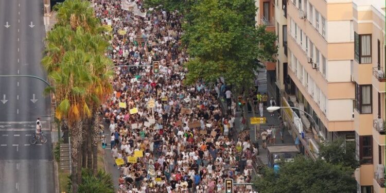 Manifestantes ayer por Palma en una imagen de los organizadores. MENYS TURISME MÉS VIDA
@menysturisme