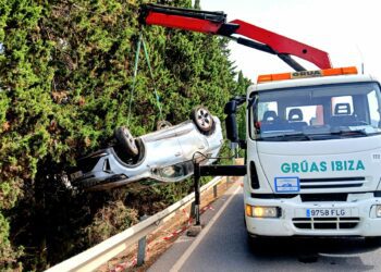Imagen del vehículo accidentado en el momento de la retirada