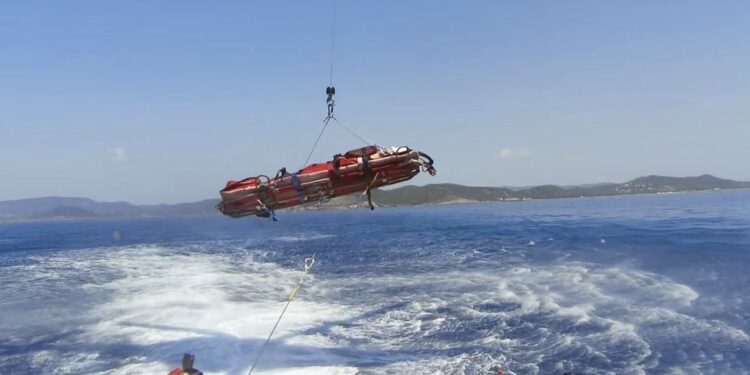 El hombre tuvo que ser rescatado y trasladado en helicóptero hasta el hospital Can Misses. Imagen Bombers d'Eivissa