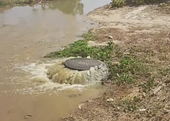 Uno de los vídeos que recoge una arqueta rezumando fecales el pasado 15 de julio en Cala de Bou, Sant Josep, al lado del mar y de viviendas y establecimientos turísticos. Imagen: Salvem sa Badia
