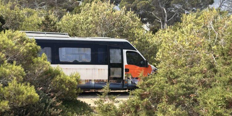 Uno de los vehículos vivienda más visibles del asentamiento de Cala de Bou.