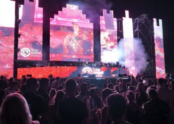 Imagen del Ibiza Global Festival 2026 que Salvem sa Badia ha denunciado por ruido. Foto de Salvem sa Badia.