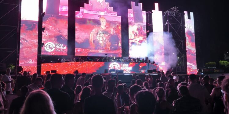 Imagen del Ibiza Global Festival 2026 que Salvem sa Badia ha denunciado por ruido. Foto de Salvem sa Badia.