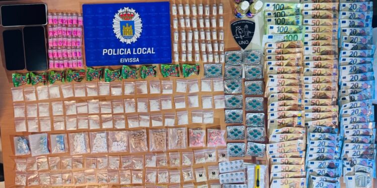 Llamativa cantidad y variedad de drogas que llevaba encima el conductor.