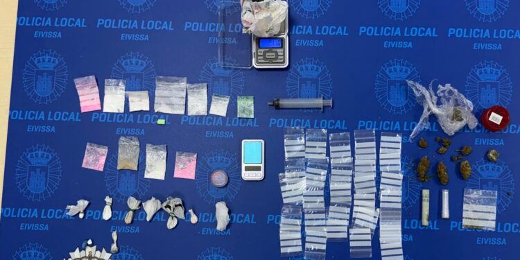 Sustancias intervenidas en la fiesta clausurada por la Policía Local de Ibiza.