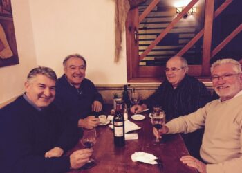 Joan Ramón, al fondo a la derecha de la imagen, junto a compañeros de partido